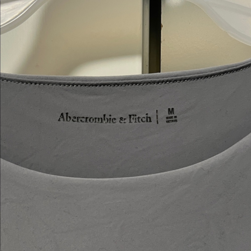 Abercrombie & Fitch Gray Long Sleeve Tee - Picture 2 of 2